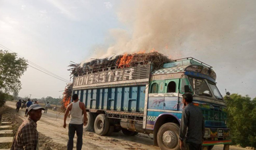 कैलालीकम उखु बोकेको ट्रकमा आगलागी