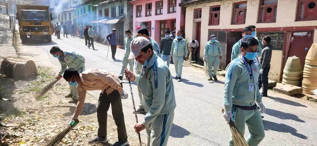 दशरथचन्द नगरपालिका स्थापना दिवसको पूर्व सन्ध्यामा सरसफाई कार्यक्रम