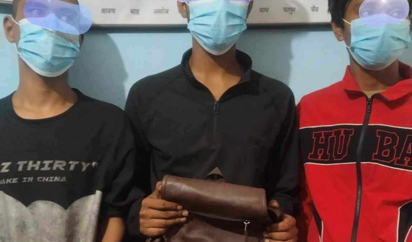 अत्तरियाबाट तीन जना पक्राउ