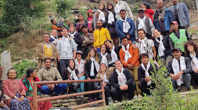 भीर मह निकालेको दृश्य हेर्न विदेशी पर्यटक म्याग्दीमा